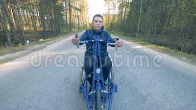 病人使用轮椅自行车。